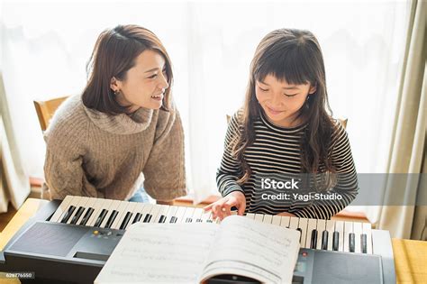 電子ピアノで演奏する母と娘 習うのストックフォトや画像を多数ご用意 習う エレクトリックピアノ 子供 Istock