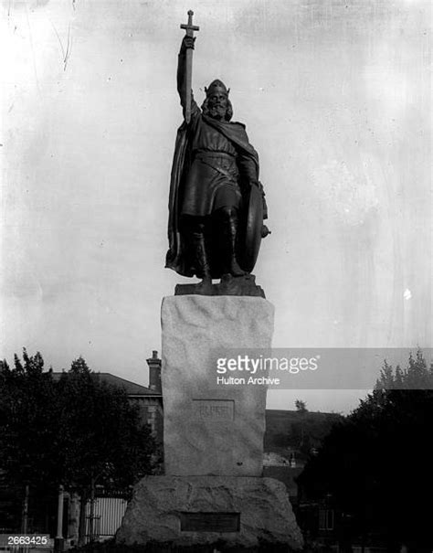 The Statue Of King Alfred The Great Photos Et Images De Collection