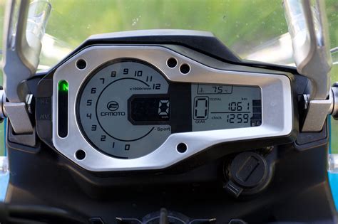 En la parte ciclo de esta moto para viajar, nos encontramos un despliegue de componentes con los que el fabricante no ha querido escatimar y monta una horquilla delantera invertida de 41 mm de diámetro y 120 mm de recorrido y un monoamortiguador trasero. Essai - CF Moto 650 MT : sans complexe