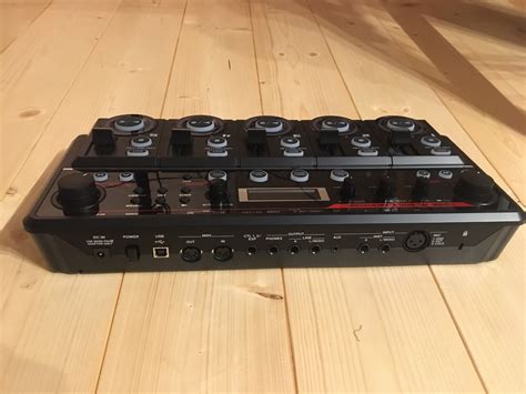 Independent record/overdub/play and stop buttons for each track let you capture and control loop performances with your fingertips, and dedicated volume faders allow you to mix loop levels on the fly. RC-505 Loop Station - Boss RC-505 Loop Station - Audiofanzine