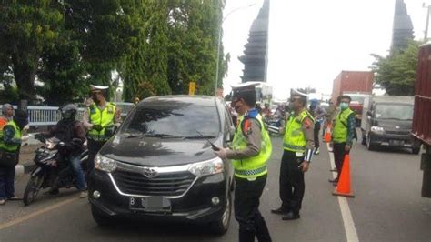 Puluhan Mobil Dipaksa Putar Balik Saat Hendak Masuk Ke Gresik Surya Co Id