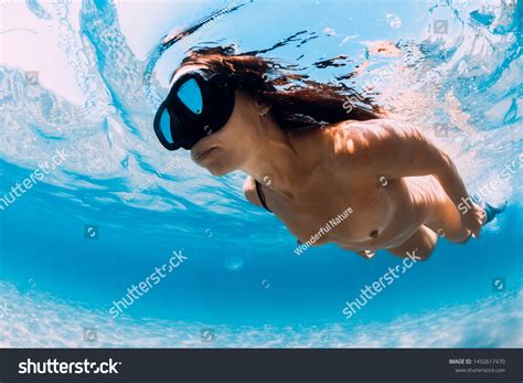 Naked Woman Free Diver Glides Over Foto De Stock Shutterstock