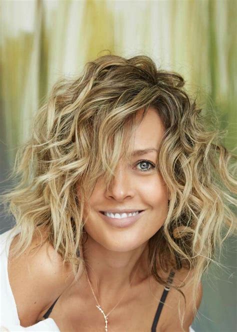 27 Easy Care Short Hairstyles For Thick Wavy Hair Hairstyle Catalog