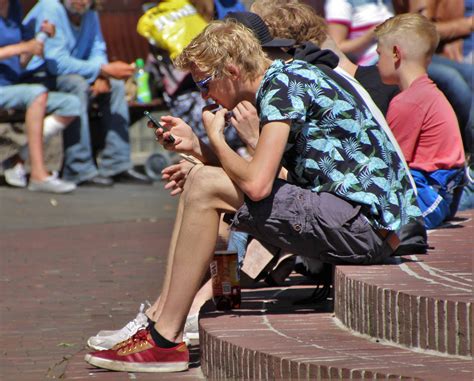無料画像 スマートフォン モバイル ハンド 人 技術 通り ゲーム 探している インターネット 若い 春 学生 子