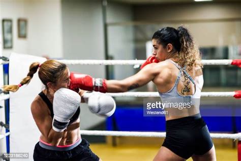 Male Vs Female Boxing Foto E Immagini Stock Getty Images