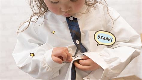 5 Cara Mengajarkan Anak Memakai Baju Sendiri Orami