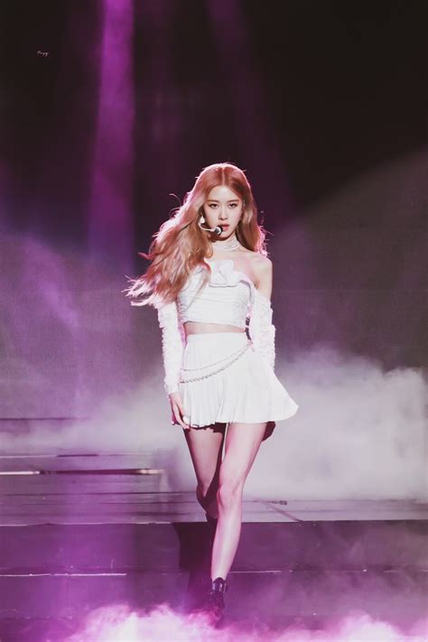 15 times blackpink s rosé showed off her impossibly tiny waist koreaboo