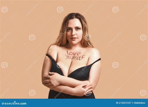 Ik Hou Van Mezelf Gelukkig Plus Grootte Sexy Model In Zwarte Lingerie