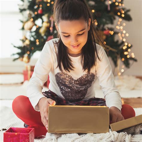Energize his/her bookworm with their favorite writer's books. The 20 best Christmas gifts for girls! - It's Always Autumn