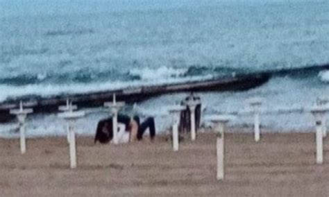Sesso In Spiaggia A Jesolo I Passanti Applaudono La Foto Diventa Virale Prima Venezia