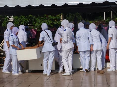 Gimik perasmian balloon popping di kolej vokasional sg. PDK SELAYANG / CBR SELAYANG: Lawatan Kerja Amal Pelajar ...