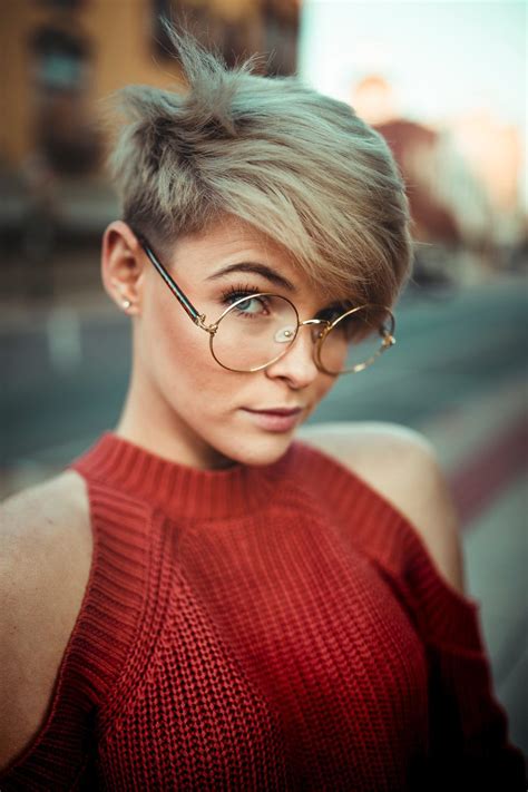From layered bobs to playful curls, there are tons of ways to achieve bigger, more voluminous looks and generate an illusion of fullness. Short Haircuts for Fine Hair And Round Faces | Older women ...