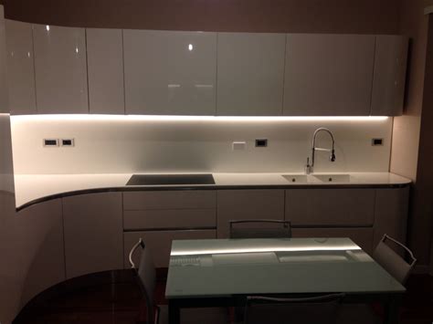 La cucina bianca sembra resistere alle mode, è un classico dell'arredamento moderno, è di indubbio fascino e fa sembrare la stanza più ampia e luminosa. Foto: Cucina Bianca Laccata Lucida di Arredamenti Carretta ...