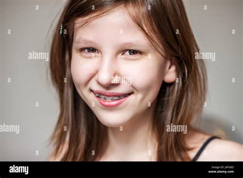 teen girl with braces banque de photographies et d images à haute résolution alamy