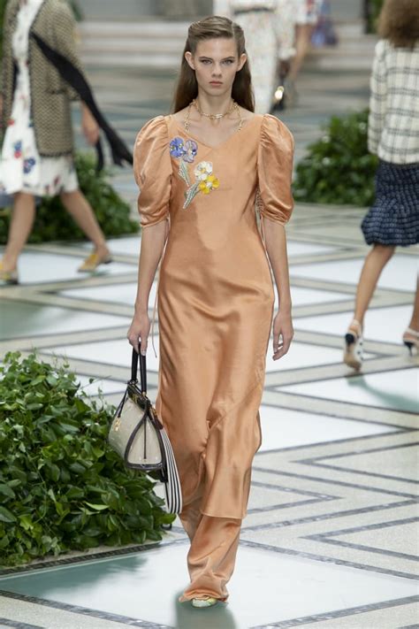 Puffy Sleeves On The Tory Burch Runway At New York Fashion Week How To Wear The Puffy Sleeve