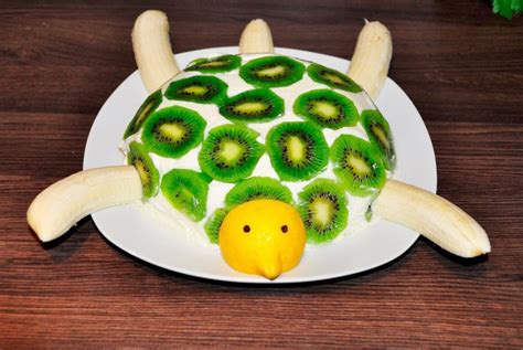 Zeichne mit der übrig gebliebenen creme augen und krallen der schildkröte. Joghurt-Kiwi-Schildkröte - Rezept | Kochrezepte.at