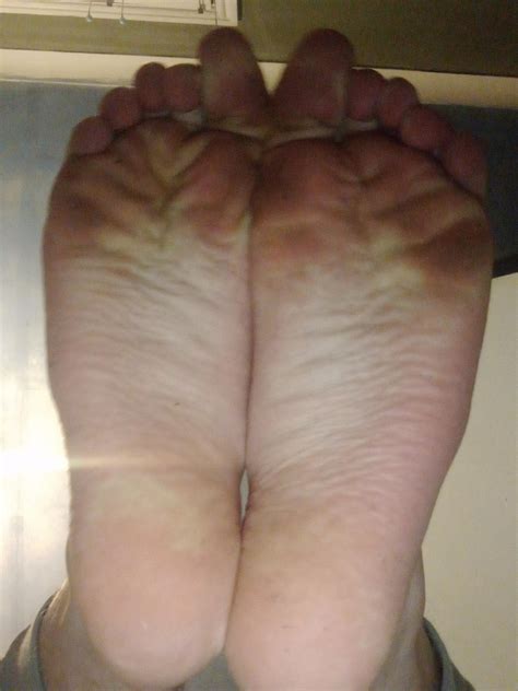 Scrunched soles by AnonFeetPics on DeviantArt