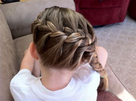 Easy hairstyles for medium hair can really be as simple as styling big curls and creating a half up, half down style. 35 Easy Hairstyles For School You Can Try Today - SloDive