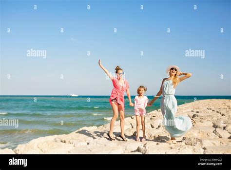 Su Madre Y Sus Dos Hijas Fotos E Imágenes De Stock Alamy