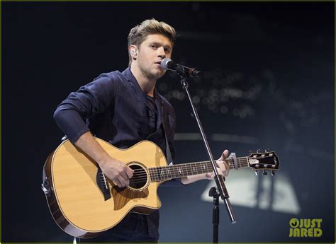 Niall Horan Makes Surprise Appearance At Bbc Radio 1 Teen Awards