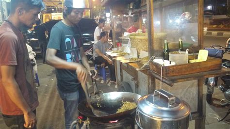 Pasalnya, iklan digunakan oleh banyak usaha—mulai dari kuliner, pendidikan, retail, percetakan, dan lain sebagainya. Contoh Peluang Usaha di Bidang Kuliner - Bisnis Setiap Hari
