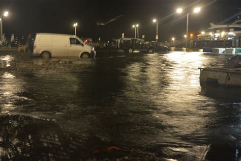 Dat komt door hevige regenval. Storm zorgt voor wateroverlast op Terschelling | Omrop Fryslân