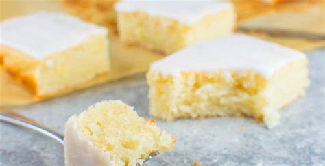 30 x 40 cm) glatt. Einfacher Zitronen-Blechkuchen mit Zuckerguss - Welt Rezept