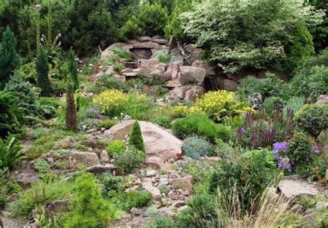 Hier lassen sich stein, beton oder andere feste materialien verbauen. Pflegeleichte Gärten: Die Wahl der richtigen Pflanzen ...
