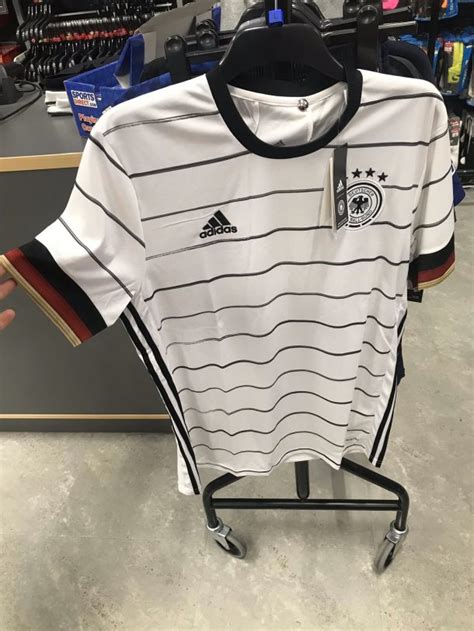 Le sélectionneur de l'allemagne joachim löw a fait l'éloge de robin gosens après sa très belle prestation face au. Les maillots de foot Allemagne Euro 2020