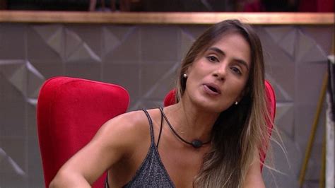 Participantes, enquetes, paredões, provas, opiniões de colunistas, festas e casais do big brother brasil de 2021. Carolina diz que aprendeu com sua irmã a não ter vergonha ...