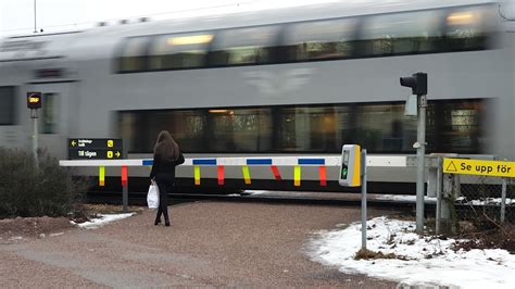 inga planer att bygga om övergången vid köpings station p4