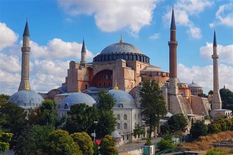 Is Hagia Sophia and Blue Mosque the same? 2