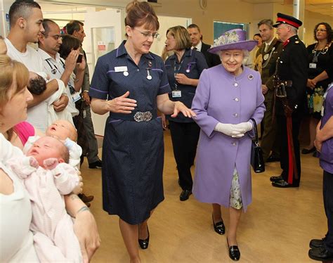 Diamond Jubilee Tour Queen Greeted By Thousands Of Fans In