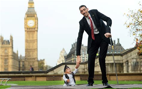 World S Tallest Man Sultan Kosen Meets World S Shortest Man Chandra