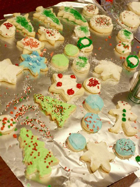 What colors to use for the confectioners sugar icing? Sisters Marie: Gluten-Free Christmas Sugar Cookies