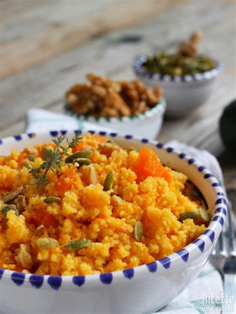 Il cous cous è il companatico ideale delle pietanze preparate nella tajine, il recipiente dal caratteristico coperchio vulcanico tipico della cucina nordafricana. Cous cous con zucca, noci e semi | RicetteDalMondo.it