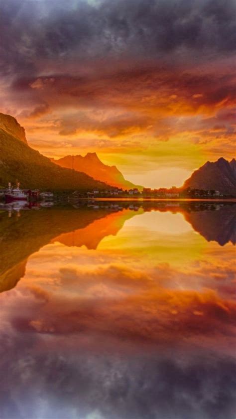 Midnight Sun In Reine Lofoten Norway Backiee
