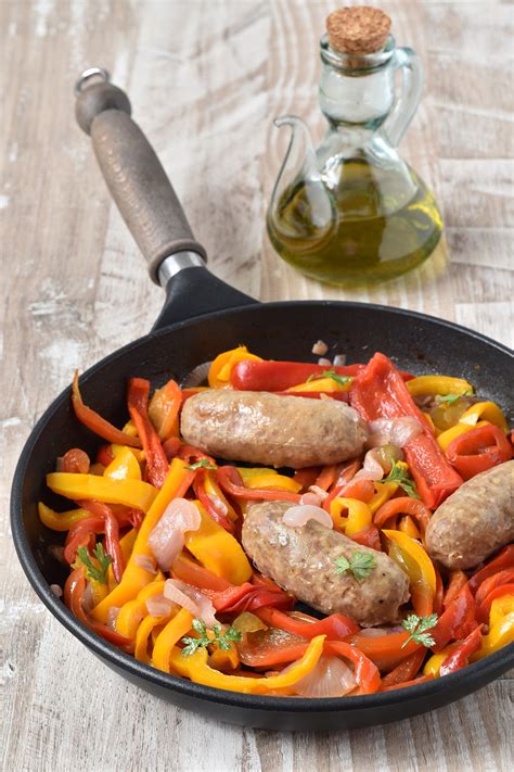 Quella dei peperoni ripieni è una ricetta semplice e classica da servire come secondo o come piatto unico.carne macinata, scamorza e parmigiano: Salsiccia con peperoni e cipolle | Salsiccia con peperoni ...