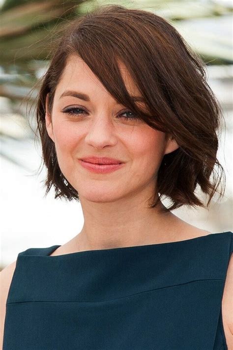 21 Most Flattering Short Hairstyles For Round Faces Short Wavy