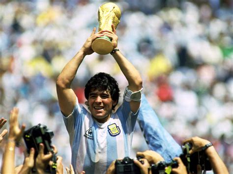 Widely regarded as one of the greatest players in the hist. Piłkarskie legendy #3: Diego Maradona - Buty piłkarskie
