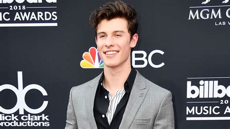 Get it off illuminate music video by shawn mendes performing there's nothing holdin' me back. Shawn Mendes vestito da angelo che canta "There's Nothing ...