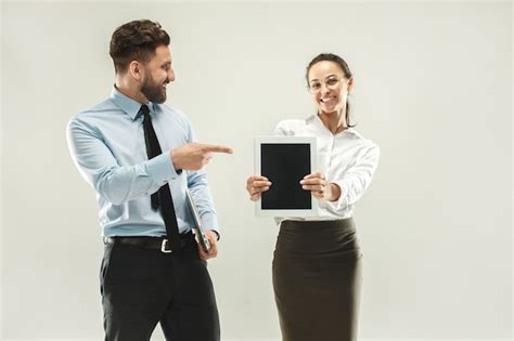 Jefe Feliz Hombre Y Su Secretaria De Pie En La Oficina Foto Gratis