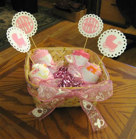 Sometimes, it's tough enough to pick a gift for someone you've known for years. A Fish Who Likes Flowers: I Made Pretty Cute Cupcakes!