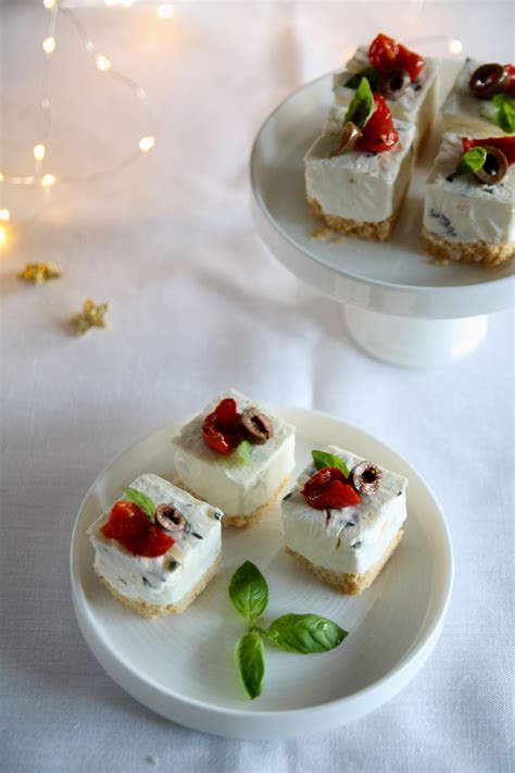 Snocciolare intanto le olive taggiasche in salamoia, sciacquarle più volte in acqua corrente, asciugarle e tagliarle a pezzettini, metterle in una terrina, unire. Mini cheesecake salati con olive taggiasche e pomodorini ...