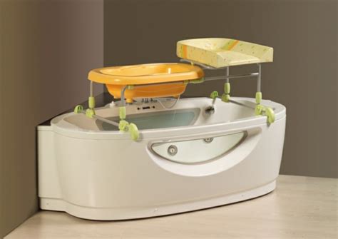 Der wickelaufsatz ist passend für alle badewannen, da die halteleisten individuell auf die tiefe ihrer badewanne angefertigt werden. Wickeltisch mit Badewanne: 30 super Fotos! - Archzine.net