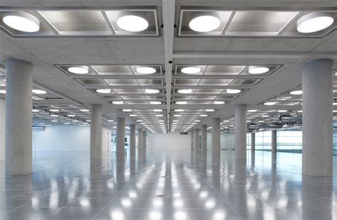 Die Beleuchtung unterstreicht die Eleganz der Architekt ...