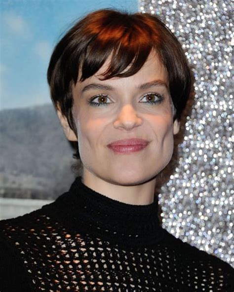 Short hair is increasingly popular because in addition to providing a lot of style and sophistication, it is easy to handle and low maintenance. 50 Trendy Pixie Haircuts + Short Hair Ideas for 2020-2021