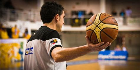 Cómo Convertirse En árbitro De Baloncesto Mundosilbato