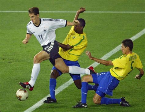 .coupe du monde en asie et première coupe du xxième siècle , la prochaine coupe du monde de football va se dérouler en partie en corée et ce grand événement sportif mondial rassemblera 32 équipes qualifiées vers lesquels tous les regards et télévisions du monde seront tournés en juin 2002. Avant la 1/2 finale Allemagne-Brésil : leurs dernières ...