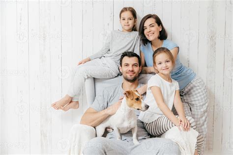 Retrato Familiar Los Padres Felices Con Sus Dos Hijas Y Su Perro Posan